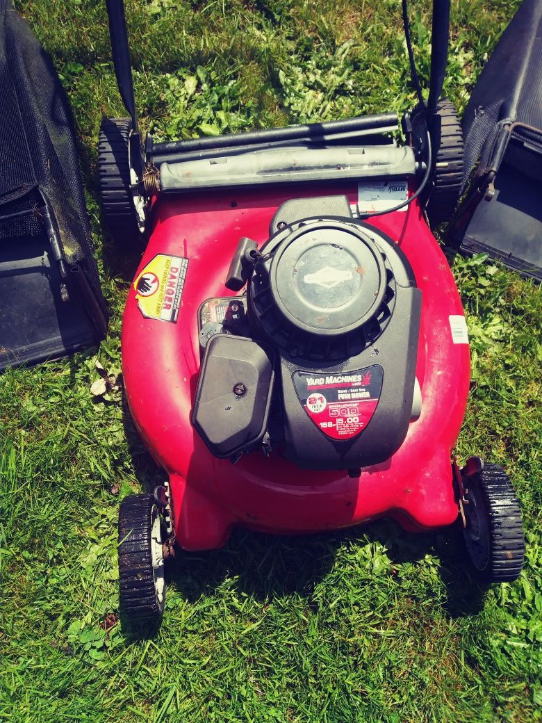 Briggs and Stratton gas mower and 2 grass catchers for Sale in Auburn