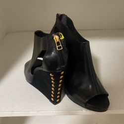 Pure La VICTOIRE  Black Gold Stud Wedges