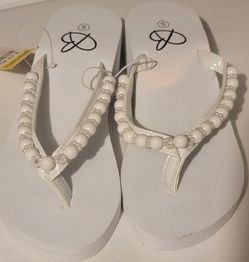 Women's Beaded Sandals/Flip-flops $2
(One Available In Size Small 5-6)