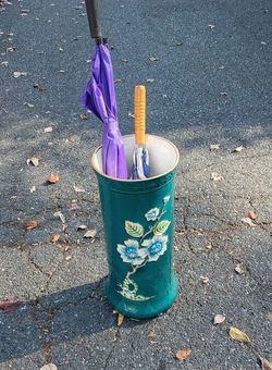 Lovely Porcelain / Ceramic Umbrella Stand & umbrellas