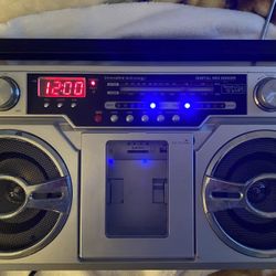Retro Style Boombox Innovative Technology Digital Mix Maker ITBB-1980i Aux/FM/A