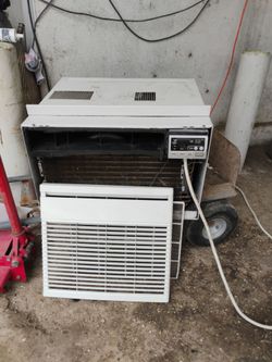 12,000 btu air conditioner $100 firm. No menos