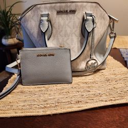 Michael Kors Purse And Wristlet
