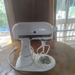 Kitchen Aid Mixer (Missing Bowl)