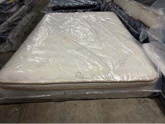 Queen mattress Saatva Classic
