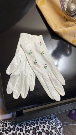  Leather Gloves White Vintage Xtra Small teen Ladies or Teen Girls Size Embroidered Floral Design  Vintage    