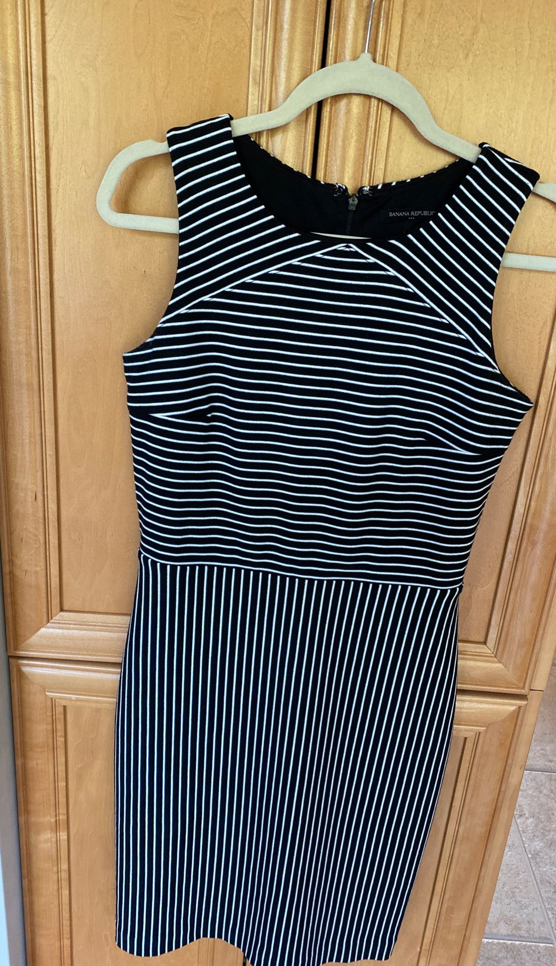 Woman’s Banana Republic dress. Size 4