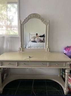 Makeup vanity