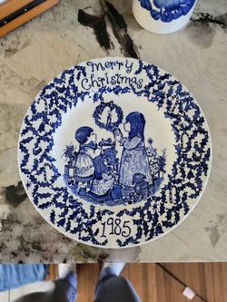 Vintage 1985 Royal Crownford "Merry Christmas" Decorative Plate.