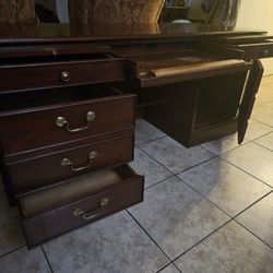 Big Wooden Desk / Escritorio De Madera Grande