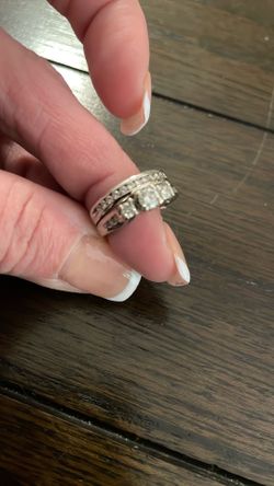 Excellent Condition SGS 14 WG 3 Stone Ring & Band