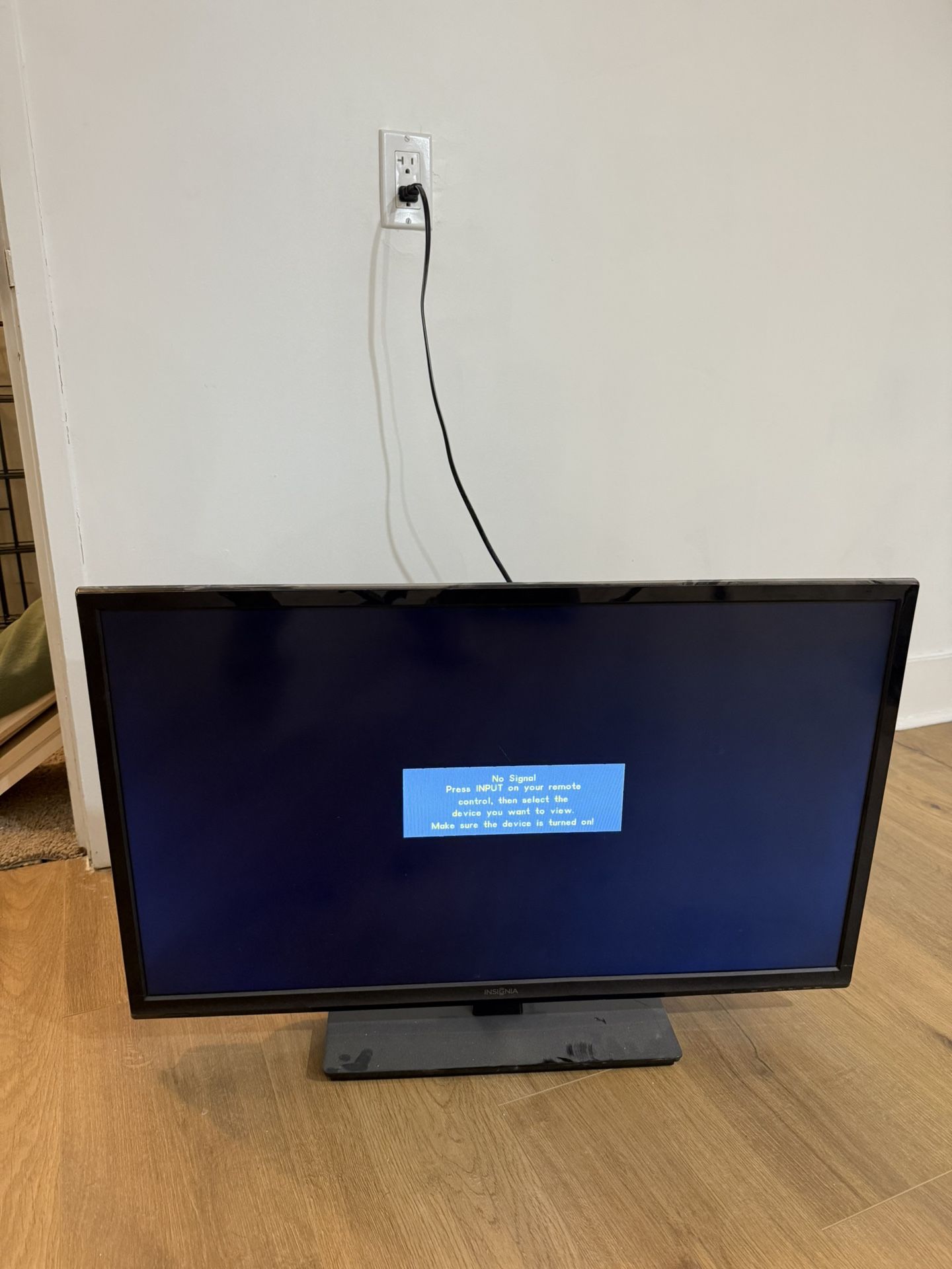 33” Insignia Flatscreen TV