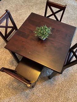 Child’s table w 4 chairs