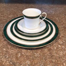 Mikasa Imperial Emerald China—8 Place Settings — Exquisite!