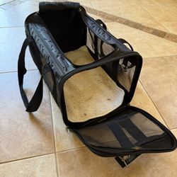 Sherpa soft sided pet carrier - size M