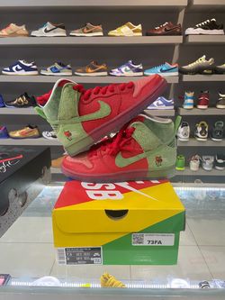 Nike Dunk SB Strawberry Cough size 7.5M brand new