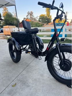 Electric tricycle for elderly people