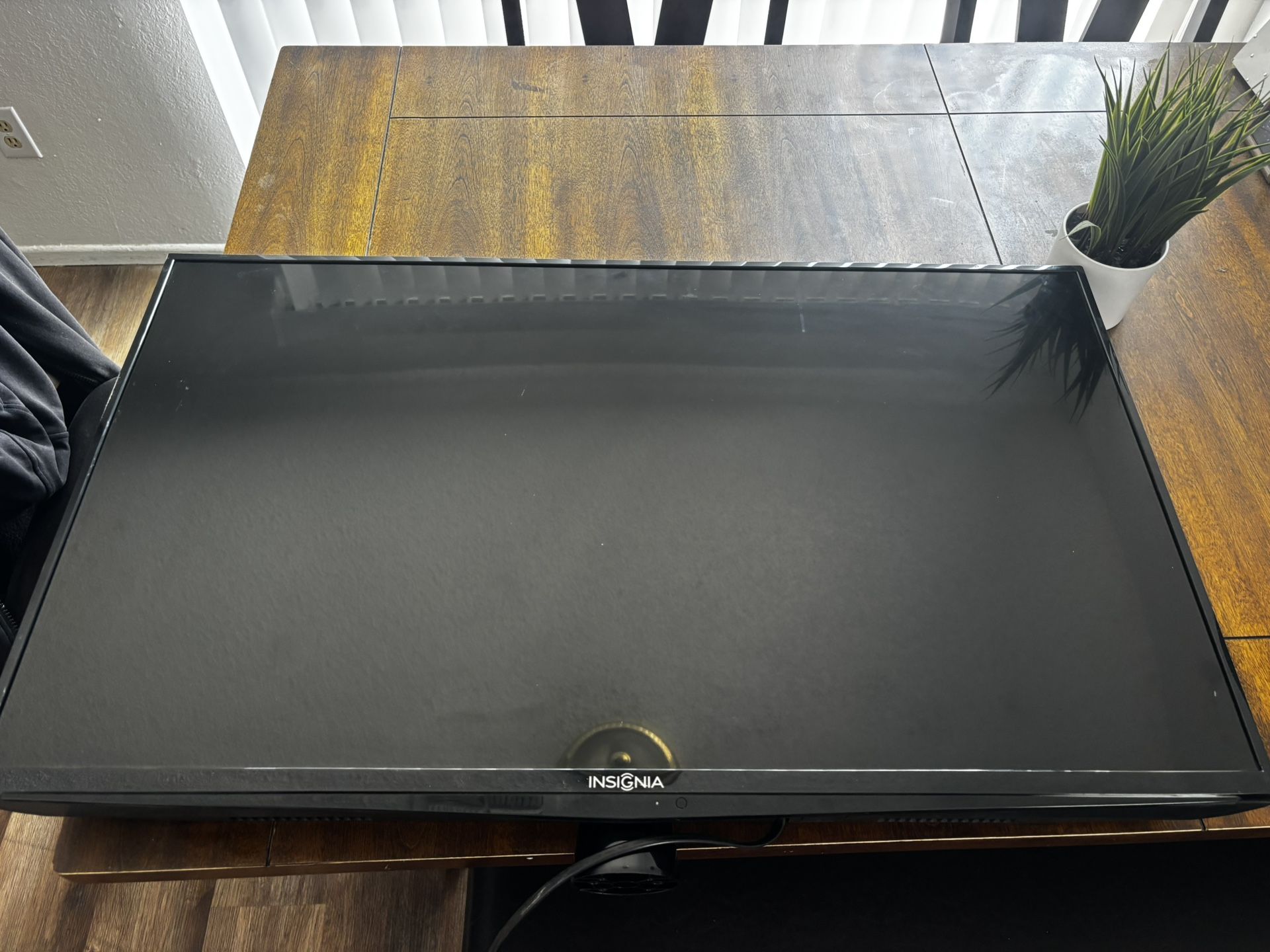 32 inch insignia LED flatscreen TV