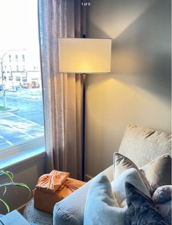 68’’ Modern Floor Lamp – Like New