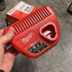 Milwaukee M 12 charger
