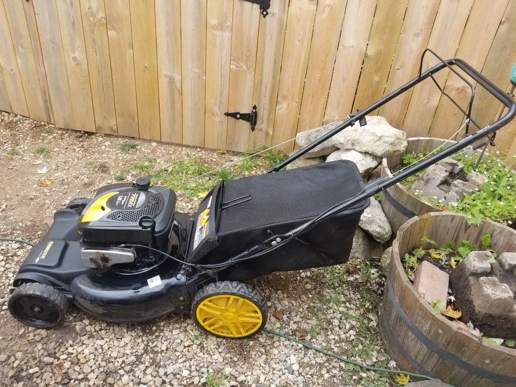 Briggs and Stratton 22" Brute Self Propelled Lawn Mower Great Condition