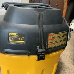 DeWalt 8 Gallon Dust Extractor Vacuum 