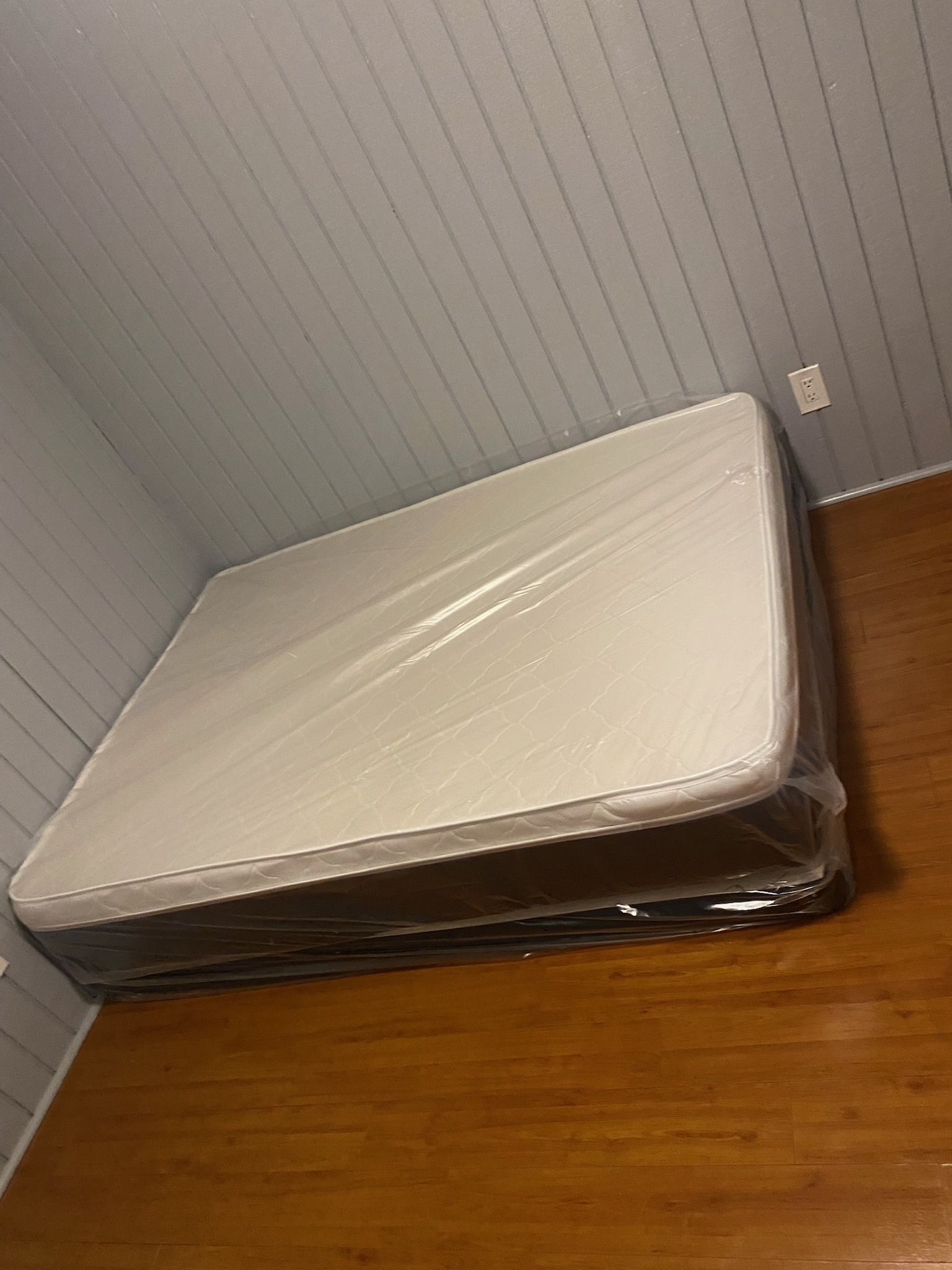 Queen mattress pillow top set with box spring (2pc - new) 
