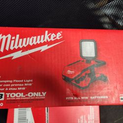 Milwaukee M18 Cordless Rover Led Clamping Flood Light