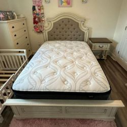 Realyn Chipped White Full Bed Frame Cama 