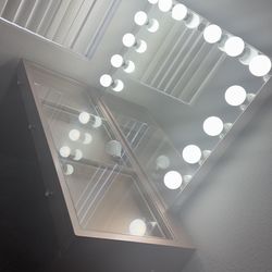 Impressions Pink Vanity. Table + 15 Bulb Mirror