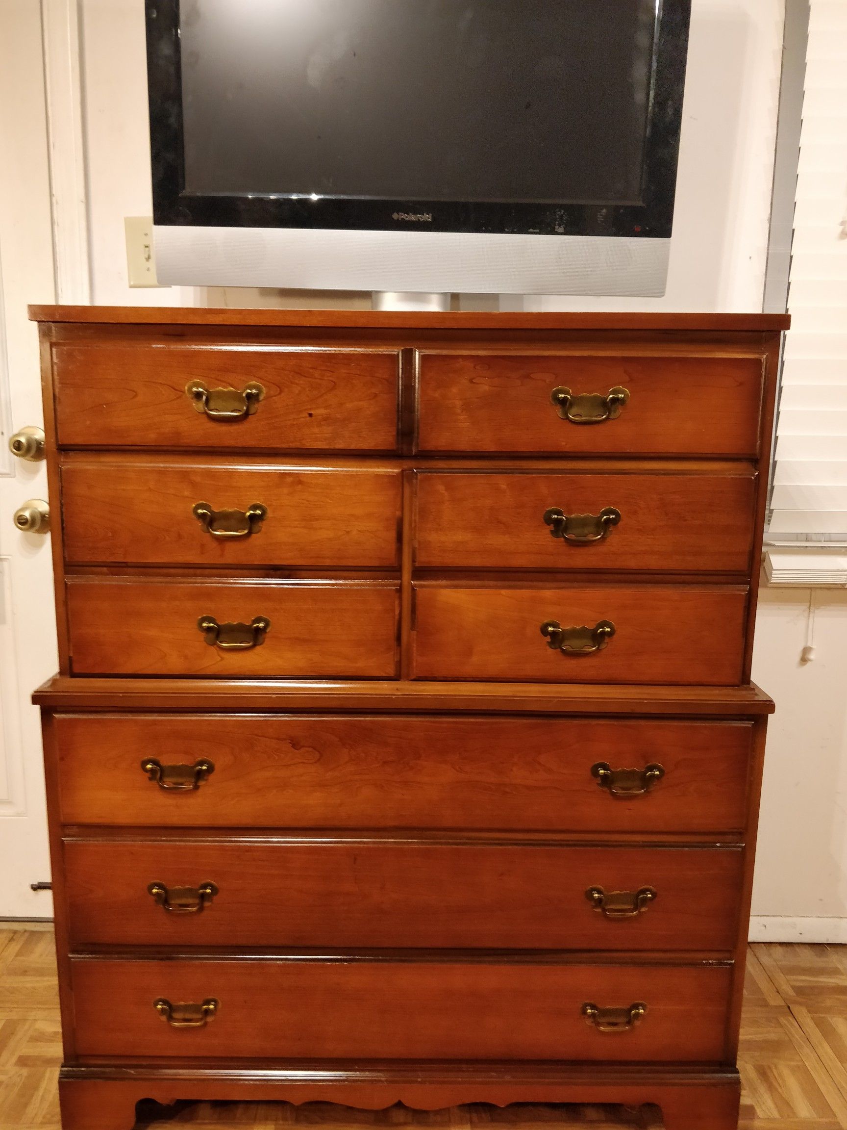 Nice solid wood chest dresser with big drawers in great condition, all drawers sliding smoothly. L40"*W18"*H48"