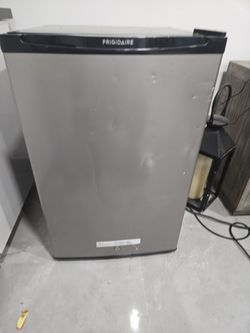 Frigidaire mini refrigerator