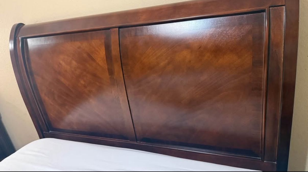 Full Sized Wooden Bed Frame+Box+Mattress