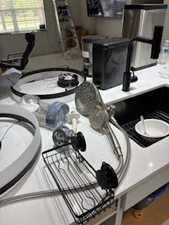 Shower head with magnetic hand head