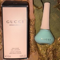 Gucci nail lacquer in the color "Dorthy's Turquoise"