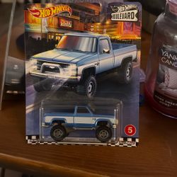 HOT WHEELS BOULEVARD '83 CHEVY SILVERADO 4X4 - REAL RIDERS