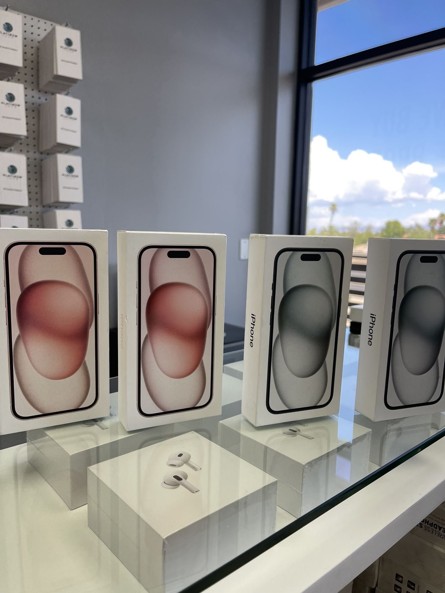iPhone 15 unlocked 128Gb PINK AND BLACK 100% Glass Protector And Wireless Headphones For Free!!!
