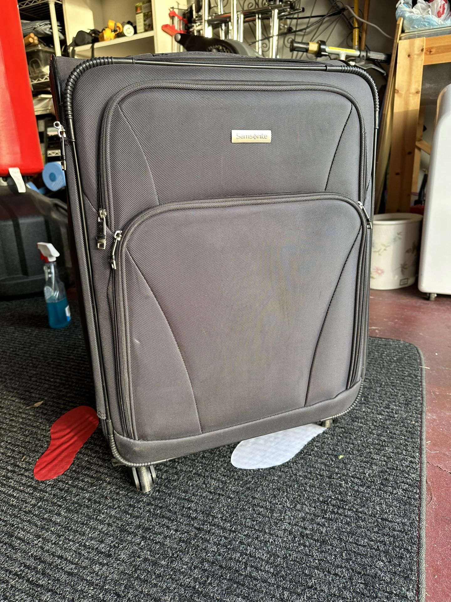 Samsonite 26 Inch Spinner Luggage/Suitcase; Black; $30 Firm