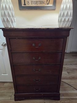 Dark Cherry Wood 5-Drawer Dresser W/ 2  Lamps
