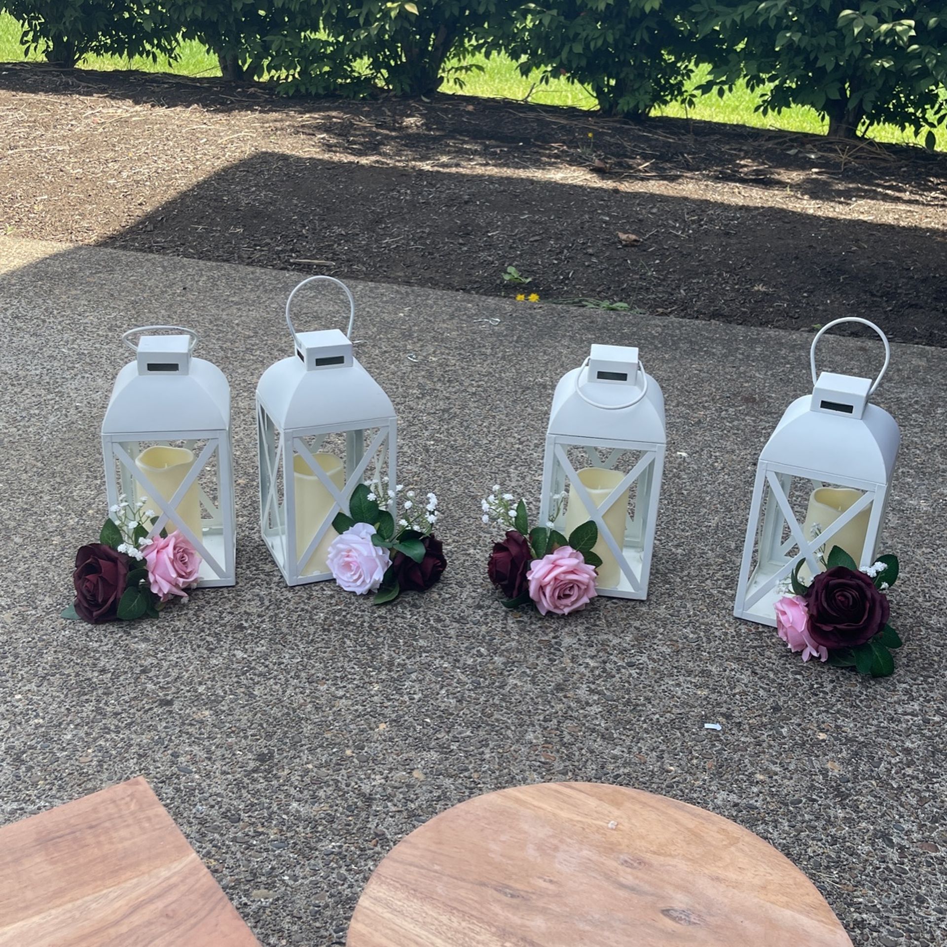 4 Lanters With Candles And Flowers