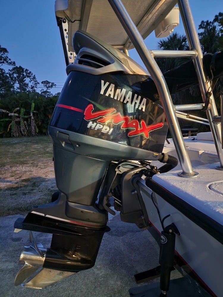 Yamaha VMAX 200 20" shaft, right hand 2 stroke Outboard