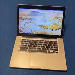  MacBook Pro. 15” Quad core i7 SSD 8 GB RAM