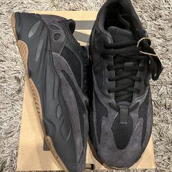 Adidas Yeezy Boost 700 'Utility Black' FV5304 Men's Size 9.5 Brand new