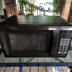 Walmart Household Microwave 700 wATTS