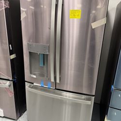 NEVER USED GE 28 Cu.ft French Door Refrigerator With Water And Ice