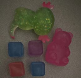 6 items 1 sugar bear and 1 sugar axolotl and ice ice baby needoh cube 4 of them