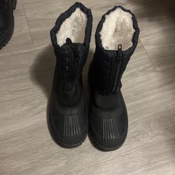 Size 12 SNOW BOOTS FOR KIDS 20$ 
