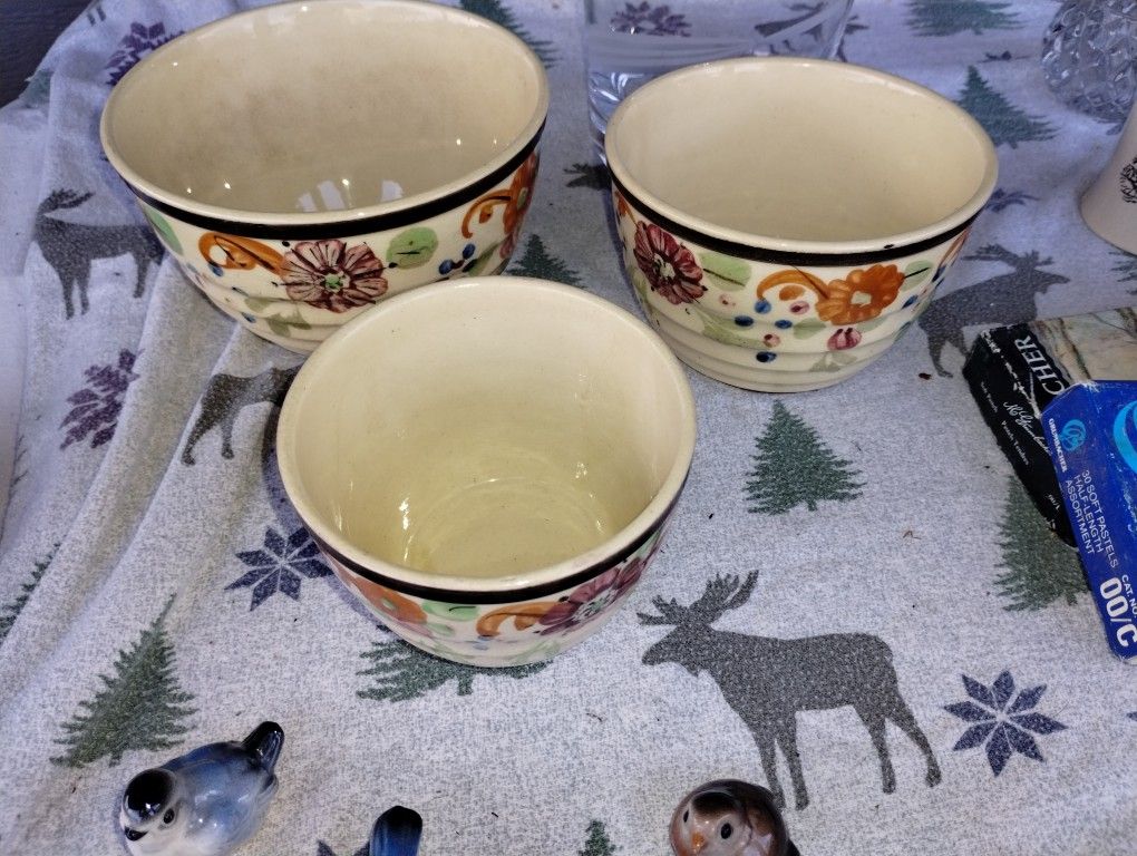 Antique Set Of 3 Bowls With Flower Pattern.