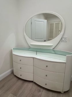 Dresser with mirror / Cal king bed frame