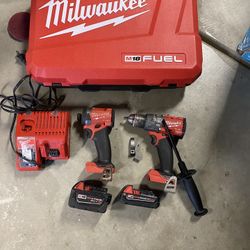 Milwaukee Fuel Drill Set With Batteries 